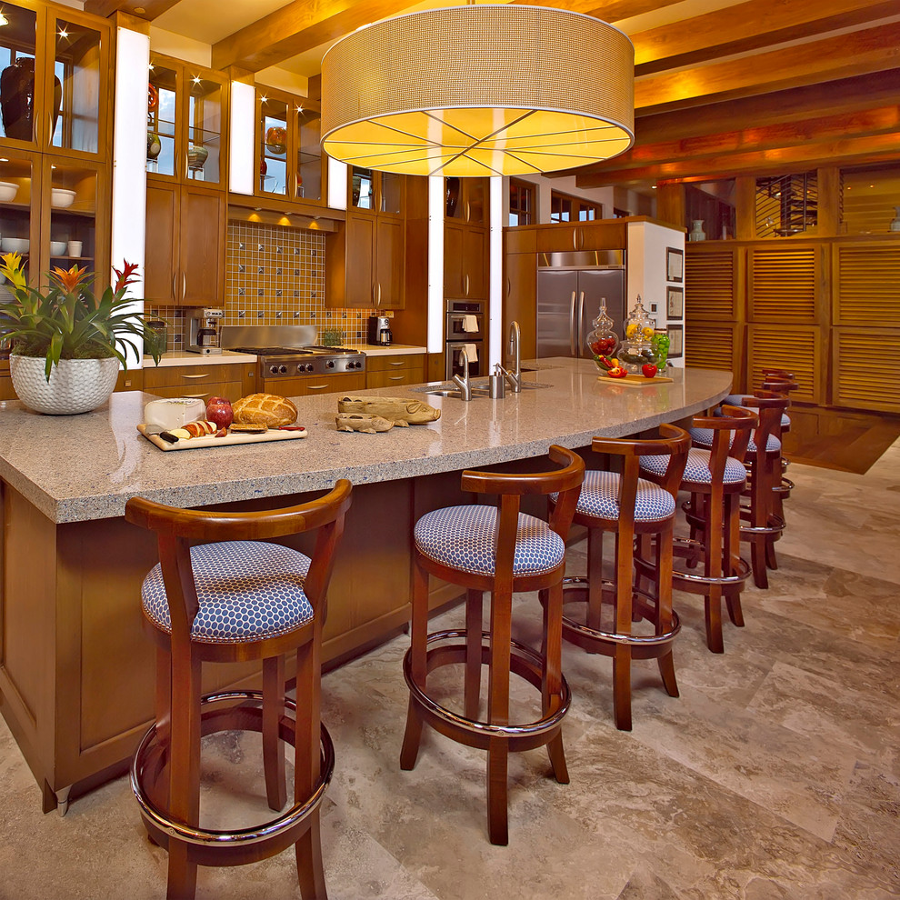 オーランドにあるトロピカルスタイルのおしゃれなキッチン (シェーカースタイル扉のキャビネット、中間色木目調キャビネット、シルバーの調理設備、トラバーチンの床) の写真