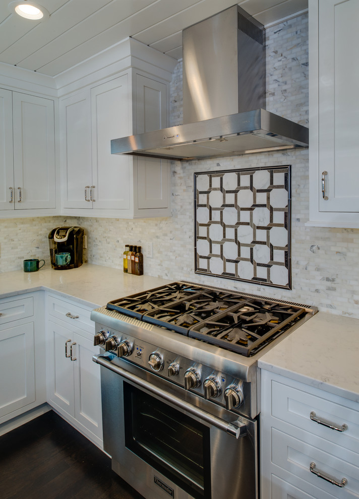Exempel på ett mellanstort klassiskt kök, med en rustik diskho, skåp i shakerstil, vita skåp, bänkskiva i kvarts, vitt stänkskydd, stänkskydd i marmor, rostfria vitvaror, mörkt trägolv, en köksö och brunt golv
