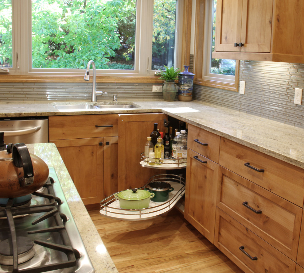 Foto di una grande cucina classica con lavello a doppia vasca, ante in stile shaker, ante in legno scuro, top in granito, paraspruzzi grigio, paraspruzzi con piastrelle a listelli e parquet chiaro