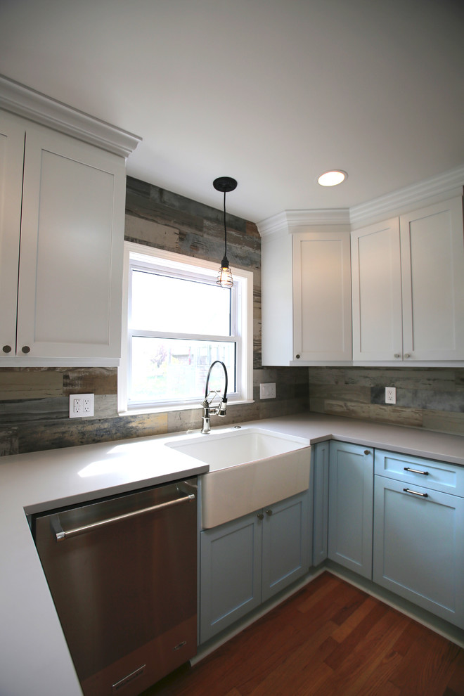 Foto på ett litet lantligt vit kök, med en rustik diskho, skåp i shakerstil, blå skåp, bänkskiva i kvarts, grått stänkskydd, stänkskydd i keramik, rostfria vitvaror, mellanmörkt trägolv och brunt golv