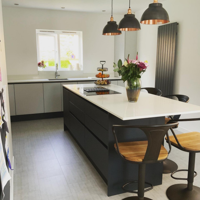 True handleless kitchen in light grey with anthracite island Moderne