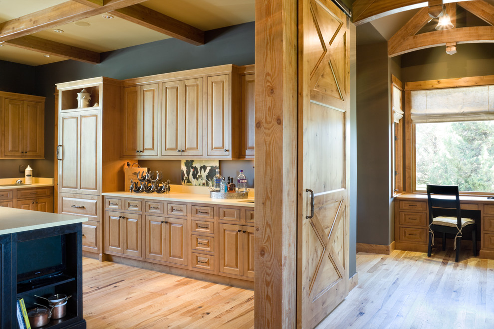 Exemple d'une cuisine montagne avec un placard avec porte à panneau surélevé.