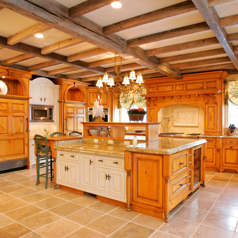 Exempel på ett lantligt kök, med en rustik diskho, luckor med infälld panel, skåp i mellenmörkt trä, granitbänkskiva, integrerade vitvaror och beige stänkskydd