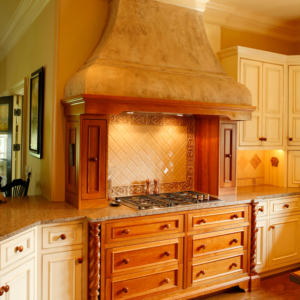 Inredning av ett klassiskt kök med öppen planlösning, med vita skåp, granitbänkskiva, vitt stänkskydd, stänkskydd i keramik, integrerade vitvaror och mellanmörkt trägolv