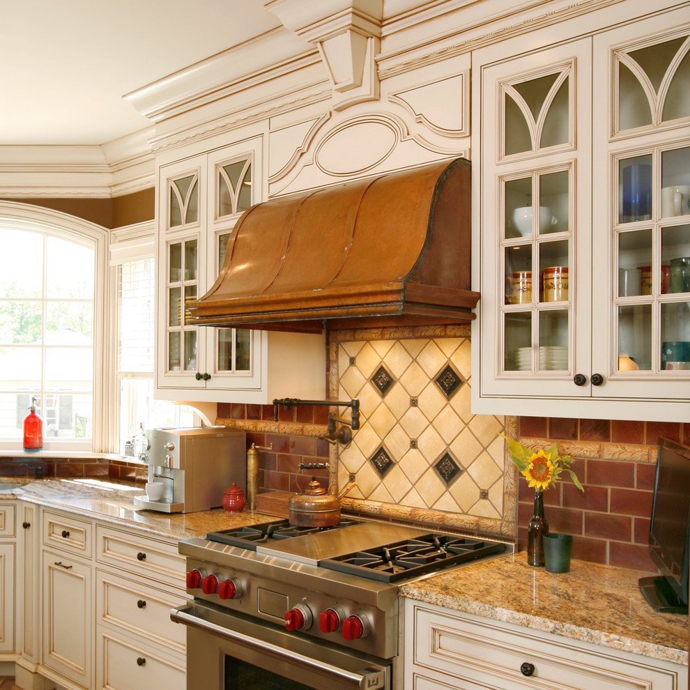 Offene Klassische Küche mit Schrankfronten mit vertiefter Füllung, weißen Schränken, Granit-Arbeitsplatte, Küchenrückwand in Braun und Küchengeräten aus Edelstahl in Philadelphia