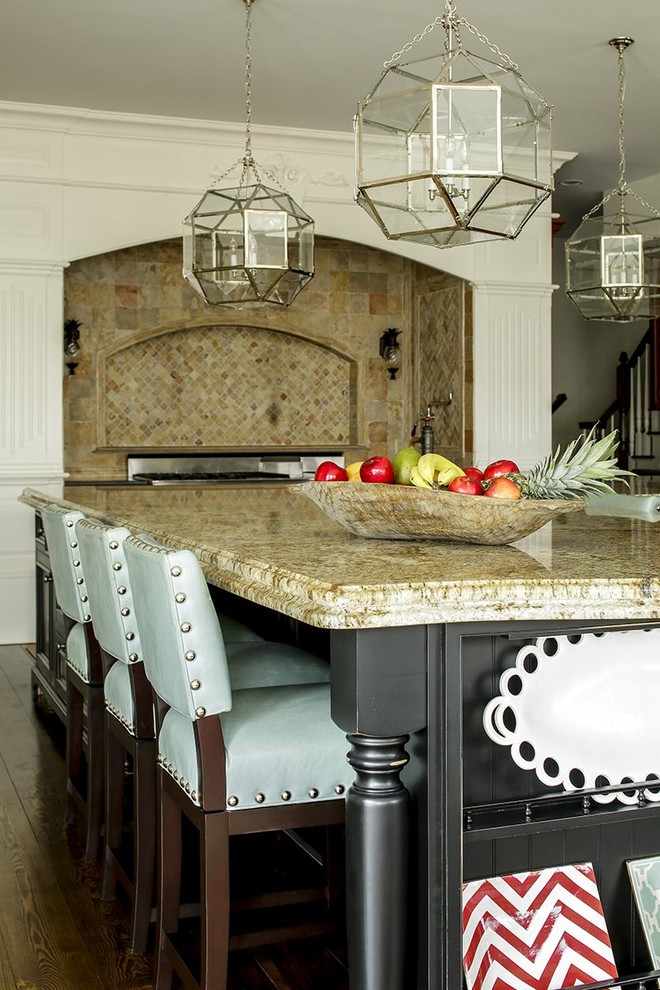 Exemple d'une grande cuisine américaine chic avec plan de travail en marbre, une crédence en carrelage de pierre, un électroménager en acier inoxydable et parquet foncé.