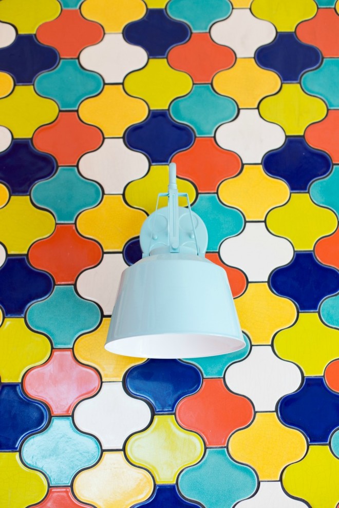 Imagen de cocina bohemia con salpicadero multicolor y salpicadero de azulejos de cerámica