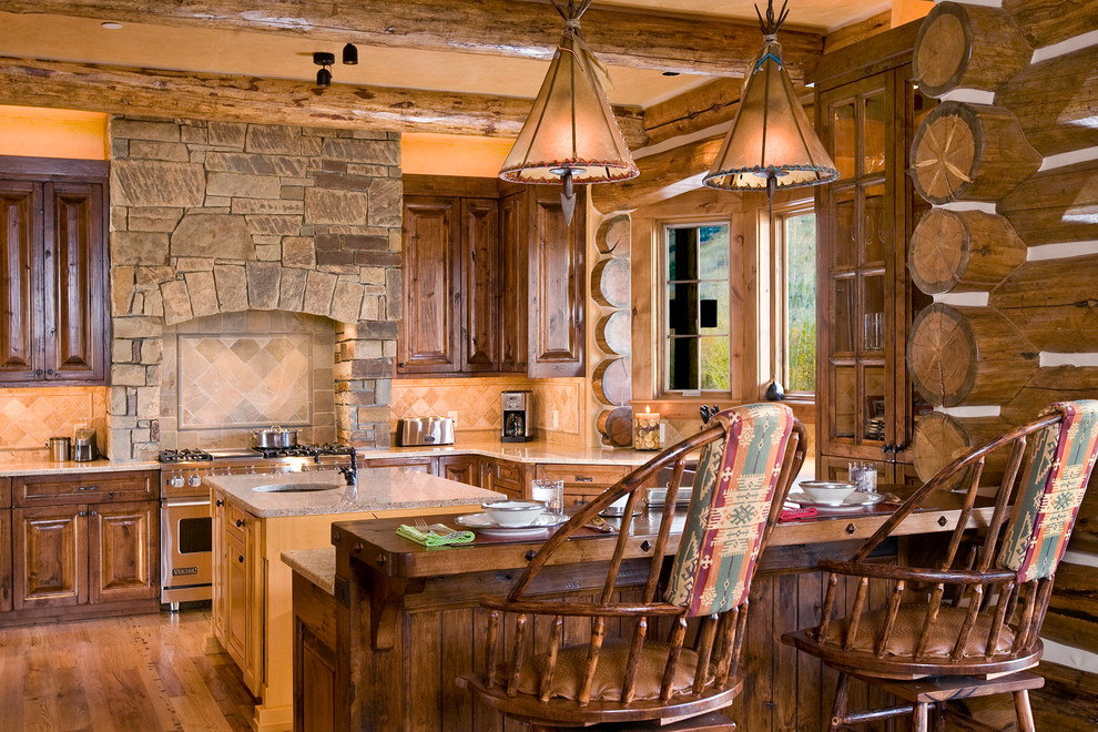 Idéer för rustika u-kök, med luckor med upphöjd panel, skåp i mellenmörkt trä, beige stänkskydd, rostfria vitvaror, mellanmörkt trägolv och en köksö