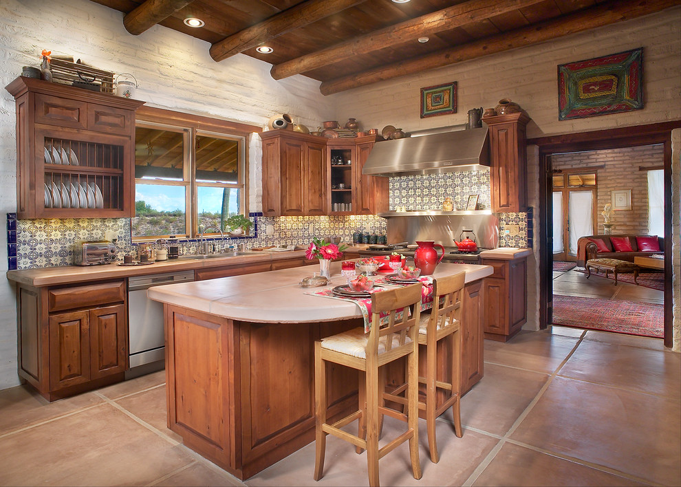 Foto på ett mellanstort amerikanskt kök, med en dubbel diskho, luckor med upphöjd panel, bänkskiva i betong, stänkskydd i keramik, rostfria vitvaror, betonggolv, skåp i mellenmörkt trä, flerfärgad stänkskydd, en köksö och beiget golv