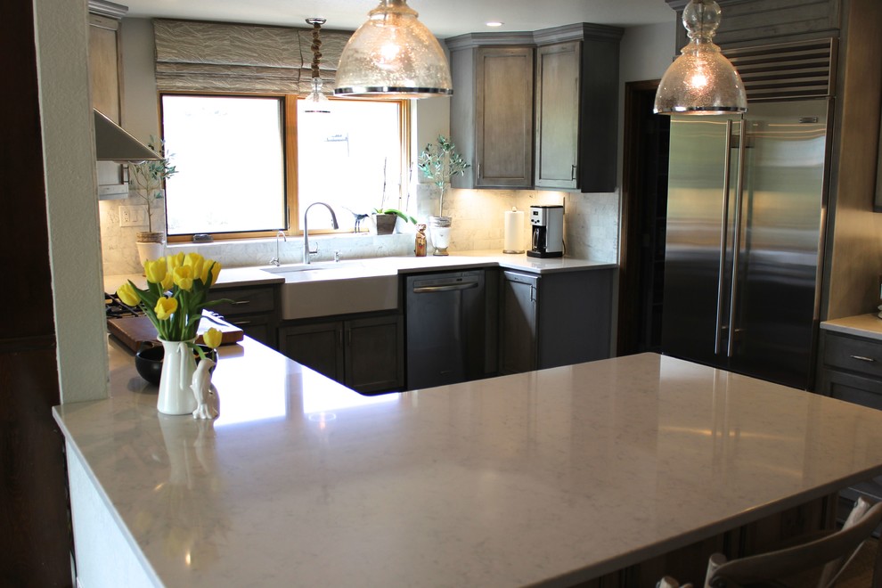 Foto på ett mellanstort medelhavsstil kök, med en rustik diskho, luckor med infälld panel, grå skåp, bänkskiva i kvarts, vitt stänkskydd, stänkskydd i stenkakel, rostfria vitvaror, travertin golv och en halv köksö