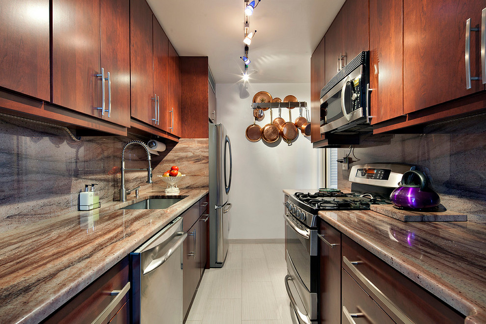 ニューヨークにある広いコンテンポラリースタイルのおしゃれなキッチン (ドロップインシンク、フラットパネル扉のキャビネット、濃色木目調キャビネット、御影石カウンター、ベージュキッチンパネル、シルバーの調理設備、セラミックタイルの床) の写真