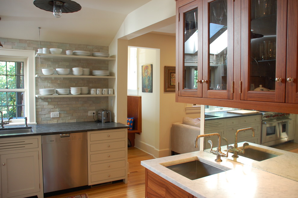 Klassische Küche mit Unterbauwaschbecken, Granit-Arbeitsplatte, Küchenrückwand in Beige und Rückwand aus Steinfliesen in Newark