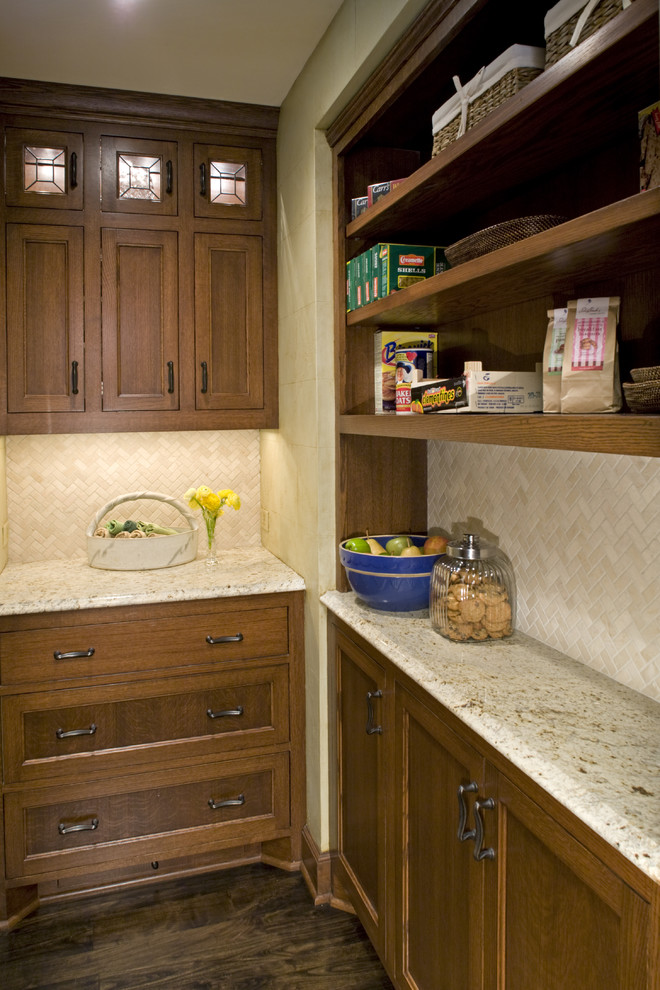 Modelo de cocina tradicional con armarios abiertos, puertas de armario de madera en tonos medios y salpicadero beige