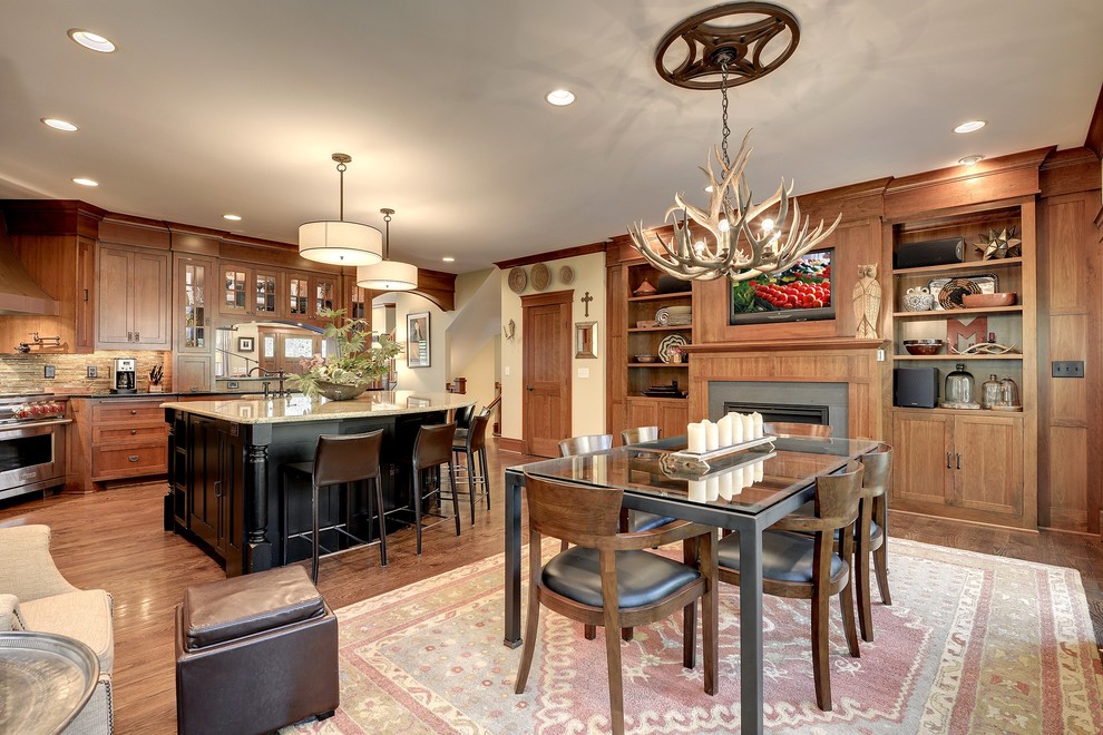 Offene Rustikale Küche mit Schrankfronten im Shaker-Stil, hellbraunen Holzschränken, Küchenrückwand in Beige und Küchengeräten aus Edelstahl in Minneapolis