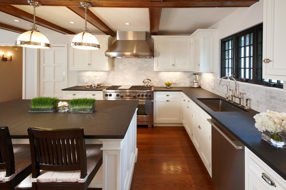 Große Klassische Küche in L-Form mit Einbauwaschbecken, Küchenrückwand in Weiß, Rückwand aus Porzellanfliesen, braunem Holzboden, Kücheninsel, Schrankfronten im Shaker-Stil und weißen Schränken in New York