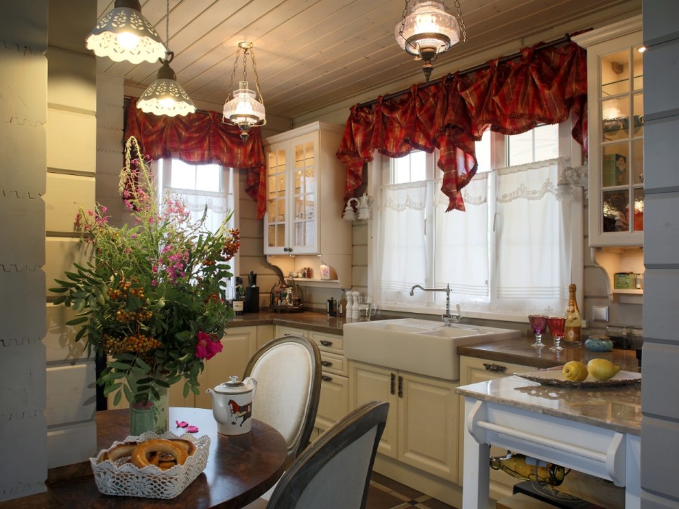 Foto på ett mellanstort vintage kök, med en rustik diskho, luckor med upphöjd panel, vita skåp, granitbänkskiva, grått stänkskydd, färgglada vitvaror, klinkergolv i porslin och en köksö