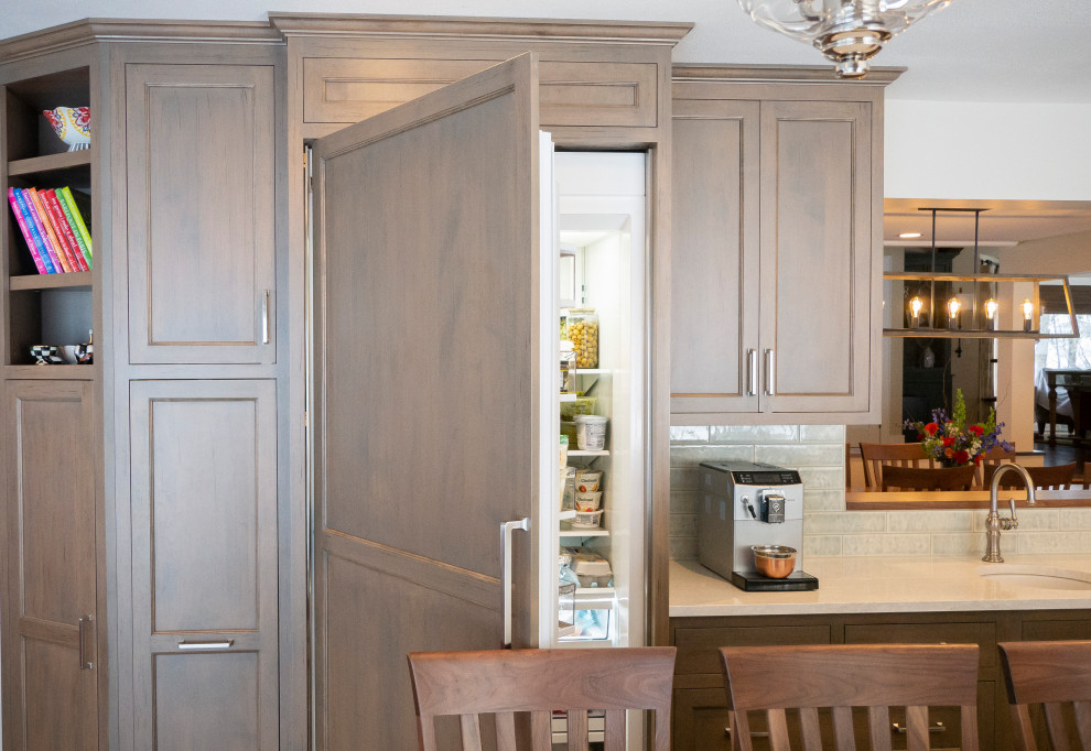 Idéer för att renovera ett stort vintage vit vitt kök, med en rustik diskho, luckor med infälld panel, skåp i slitet trä, bänkskiva i kvarts, vitt stänkskydd, stänkskydd i porslinskakel, integrerade vitvaror, mellanmörkt trägolv och en köksö