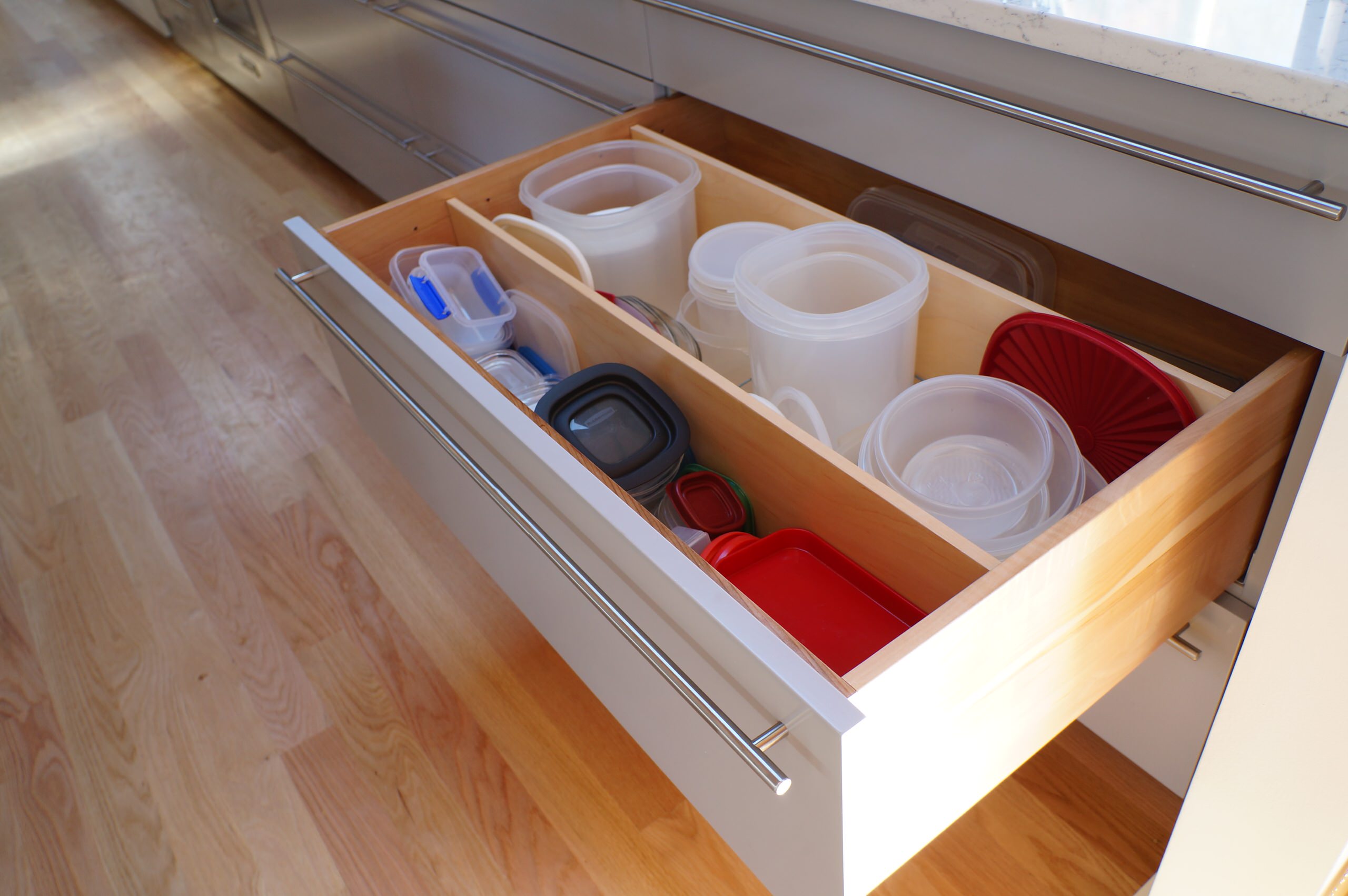 https://st.hzcdn.com/simgs/pictures/kitchens/tupperware-organization-taylor-made-cabinets-leominster-ma-img~cd7159de02ec61c8_14-9039-1-bd63a34.jpg