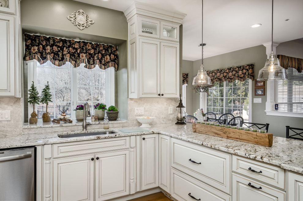 Bild på ett stort vintage flerfärgad flerfärgat kök, med en undermonterad diskho, luckor med upphöjd panel, vita skåp, bänkskiva i kvarts, vitt stänkskydd, mellanmörkt trägolv, en halv köksö och brunt golv