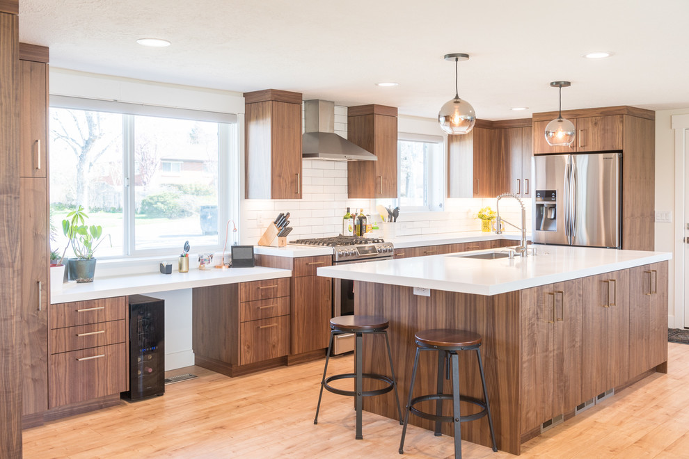 Mittelgroße Moderne Wohnküche mit flächenbündigen Schrankfronten, hellen Holzschränken und Kücheninsel in Salt Lake City