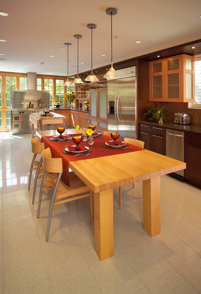 ミネアポリスにある広いエクレクティックスタイルのおしゃれなキッチン (シルバーの調理設備、濃色木目調キャビネット) の写真