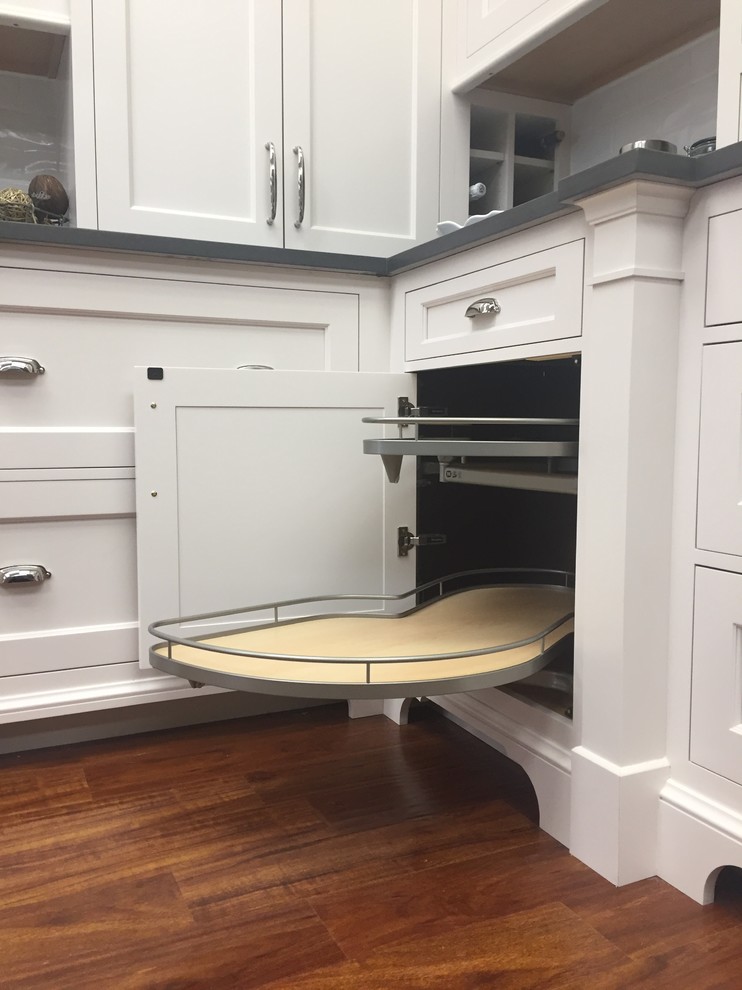 Klassische Küche mit Schrankfronten im Shaker-Stil, Kücheninsel und weißen Schränken in Boston