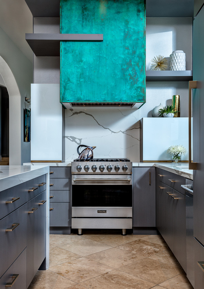 Idee per una cucina minimal di medie dimensioni con ante lisce, ante grigie, top in granito, paraspruzzi bianco, elettrodomestici in acciaio inossidabile, top bianco e pavimento beige