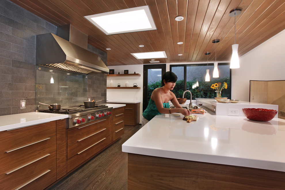 Moderne Küche mit flächenbündigen Schrankfronten und Küchengeräten aus Edelstahl in Orange County
