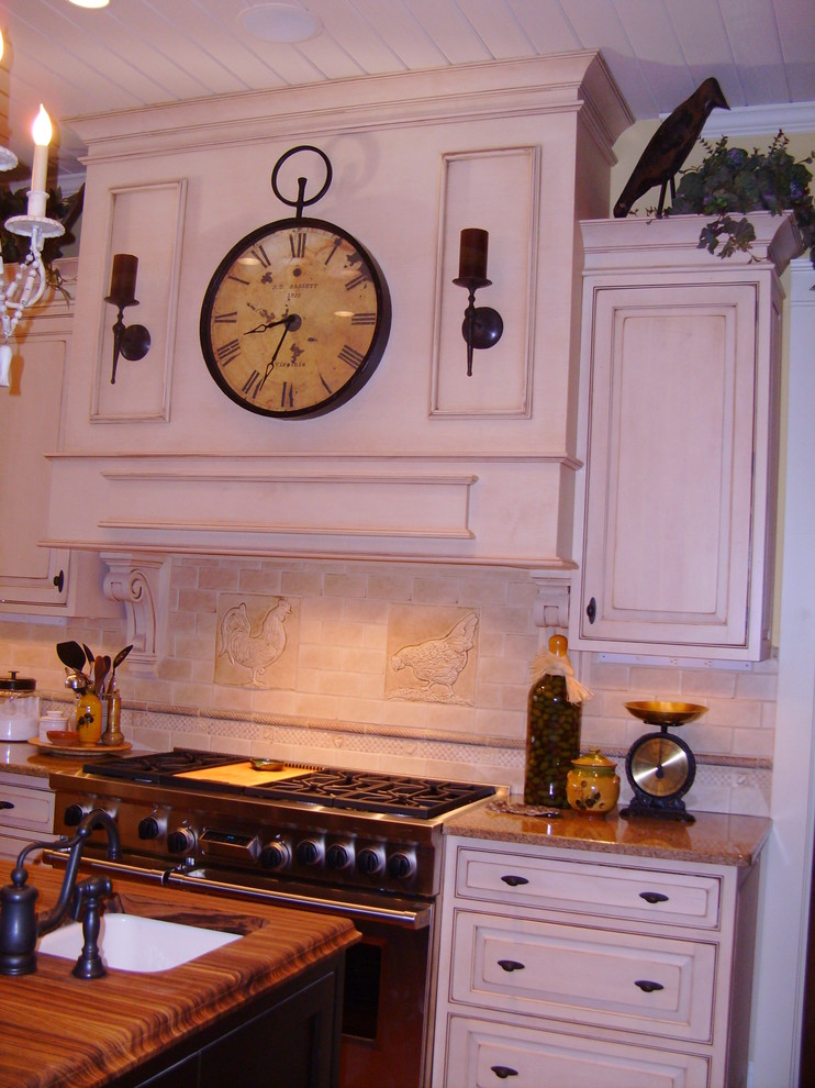 Exempel på ett stort klassiskt kök och matrum, med en undermonterad diskho, luckor med profilerade fronter, vita skåp, granitbänkskiva, vitt stänkskydd, stänkskydd i tunnelbanekakel, integrerade vitvaror, mellanmörkt trägolv och en köksö