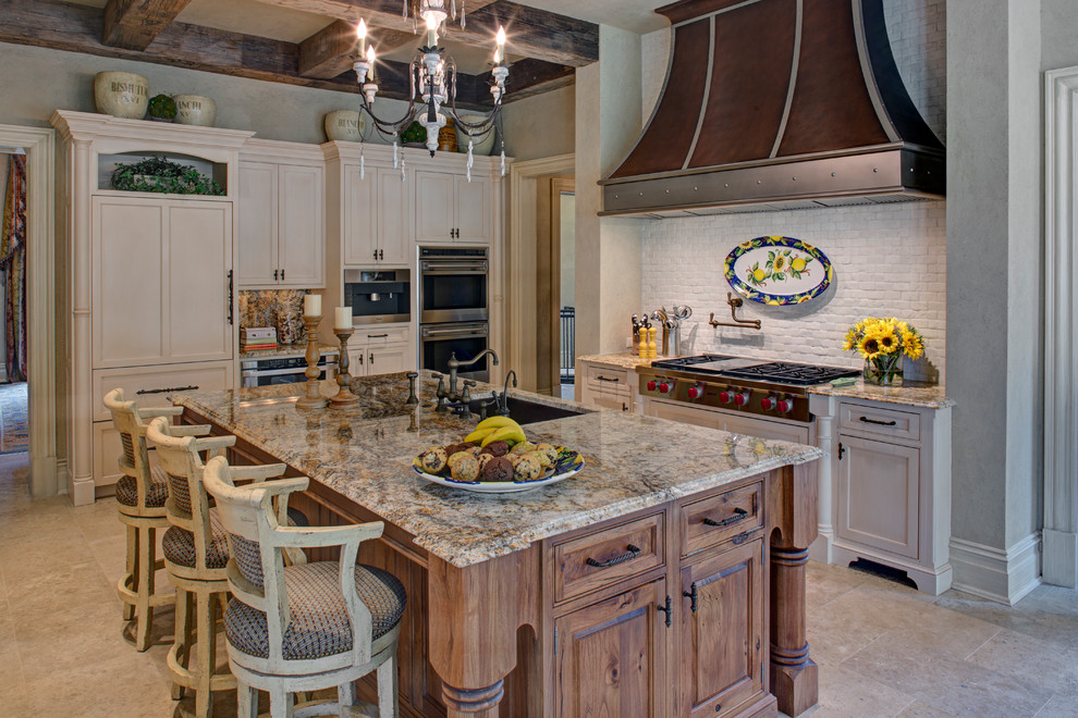 ワシントンD.C.にある地中海スタイルのおしゃれなキッチン (アンダーカウンターシンク、シェーカースタイル扉のキャビネット、ベージュのキャビネット、御影石カウンター、白いキッチンパネル、シルバーの調理設備) の写真