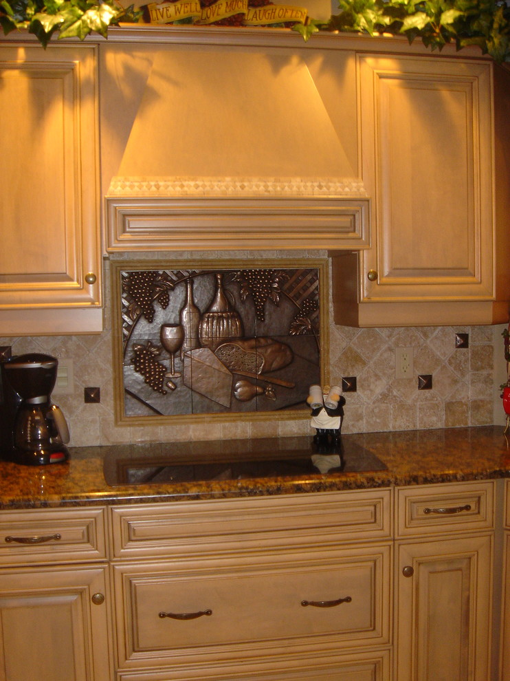 Bild på ett stort medelhavsstil kök, med en undermonterad diskho, luckor med upphöjd panel, skåp i mellenmörkt trä, granitbänkskiva, beige stänkskydd, stänkskydd i metallkakel, svarta vitvaror, klinkergolv i porslin och en köksö