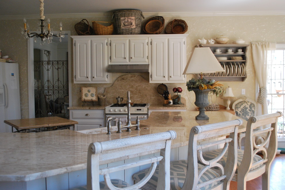Imagen de cocina de estilo de casa de campo grande con fregadero sobremueble, puertas de armario blancas y encimera de mármol