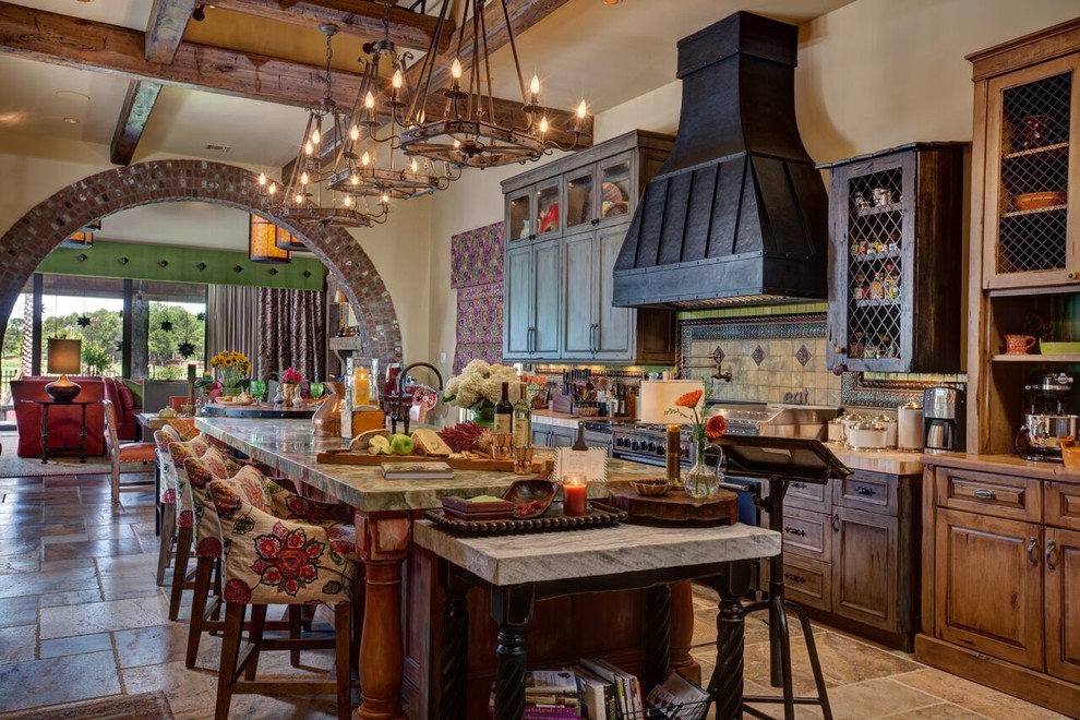 Zweizeilige, Große Rustikale Wohnküche mit offenen Schränken und Kücheninsel in Orlando