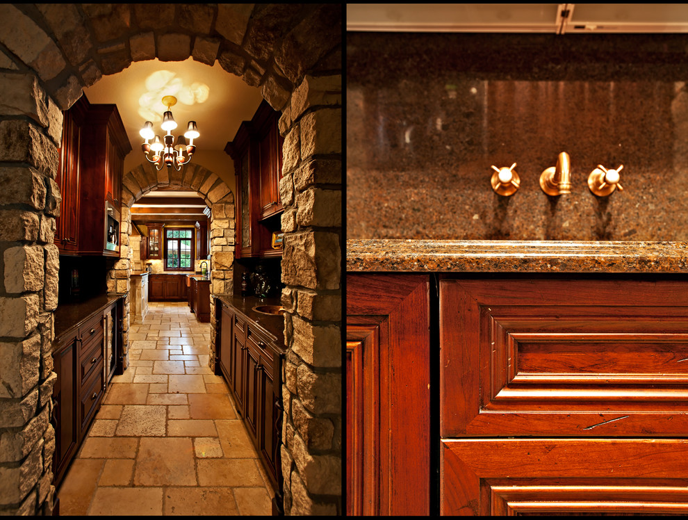 Inredning av ett lantligt stort kök, med en undermonterad diskho, luckor med upphöjd panel, skåp i slitet trä, granitbänkskiva, brunt stänkskydd, stänkskydd i sten, rostfria vitvaror, travertin golv och en köksö