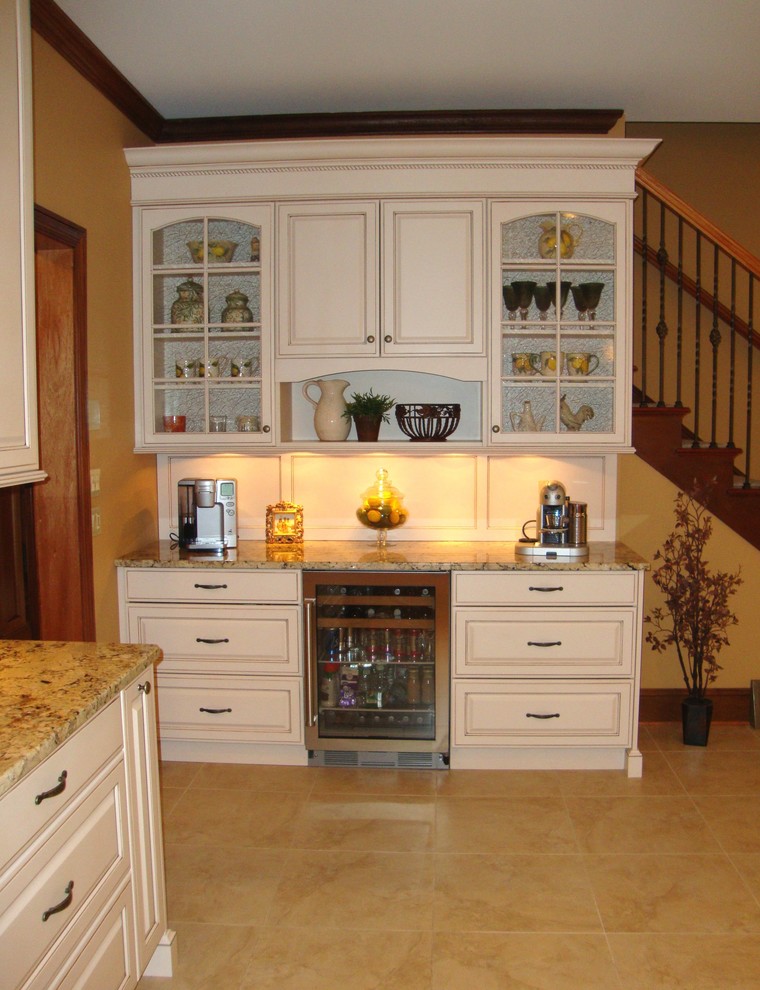 Foto på ett mycket stort medelhavsstil kök, med en rustik diskho, luckor med upphöjd panel, vita skåp, granitbänkskiva, vitt stänkskydd, stänkskydd i porslinskakel, rostfria vitvaror, klinkergolv i porslin och flera köksöar