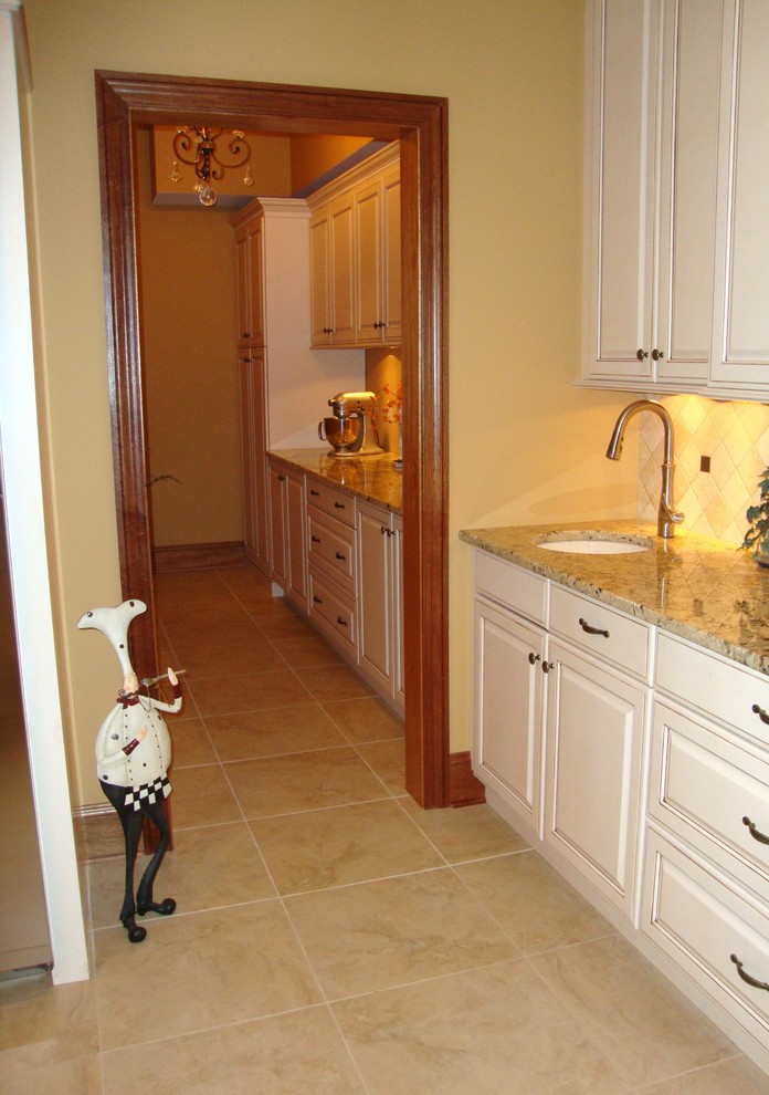Exempel på ett mycket stort medelhavsstil kök, med en rustik diskho, luckor med upphöjd panel, vita skåp, granitbänkskiva, vitt stänkskydd, stänkskydd i porslinskakel, rostfria vitvaror, klinkergolv i porslin och flera köksöar