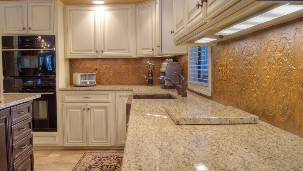 Elegant kitchen photo in Columbus