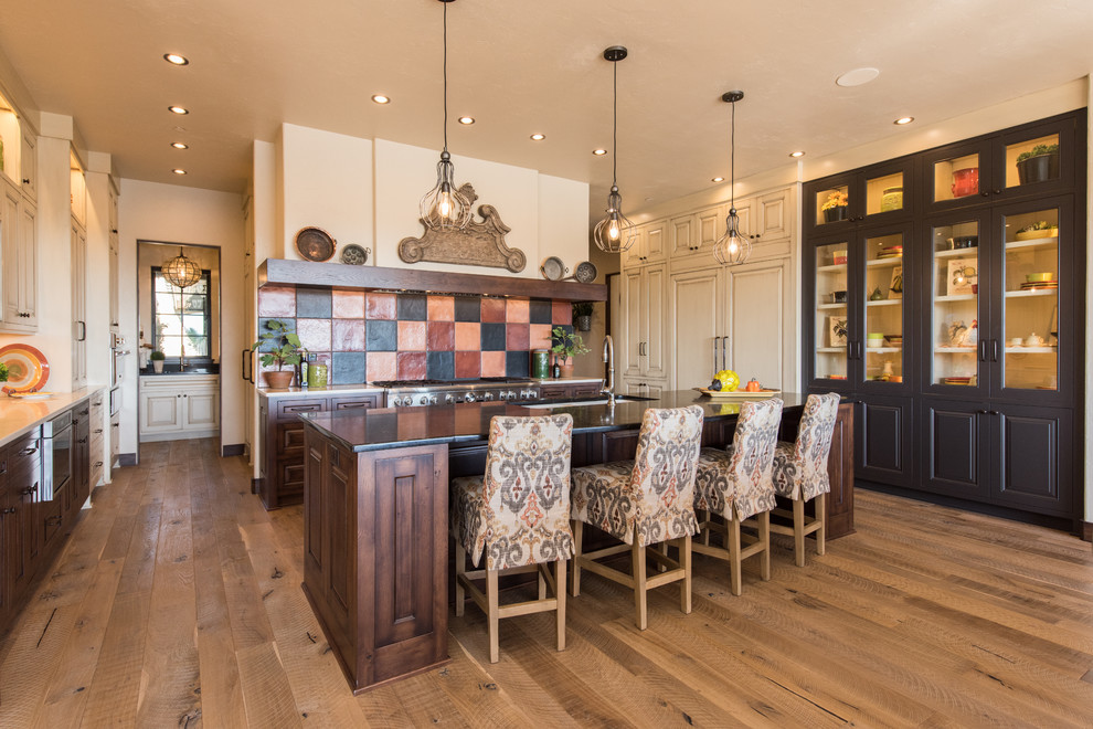 Große Mediterrane Wohnküche mit Küchengeräten aus Edelstahl, hellem Holzboden und Kücheninsel in Portland