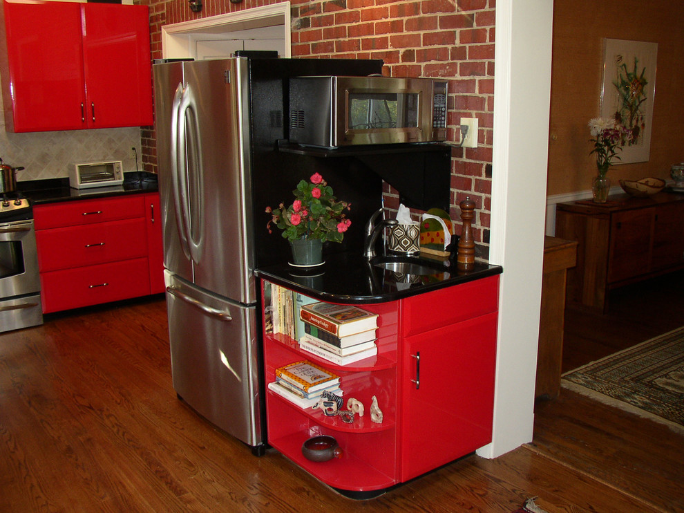 Bild på ett mellanstort vintage kök, med en undermonterad diskho, släta luckor, röda skåp, bänkskiva i kvartsit, beige stänkskydd, stänkskydd i keramik, rostfria vitvaror och mörkt trägolv
