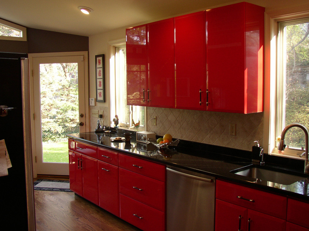 Источник вдохновения для домашнего уюта: параллельная кухня среднего размера в классическом стиле с обеденным столом, плоскими фасадами, красными фасадами и столешницей из кварцита