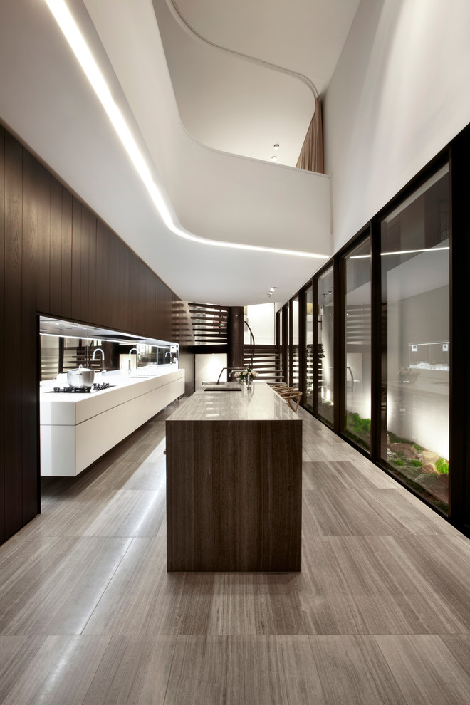Zweizeilige Moderne Küche mit flächenbündigen Schrankfronten, weißen Schränken und Kücheninsel in Sydney