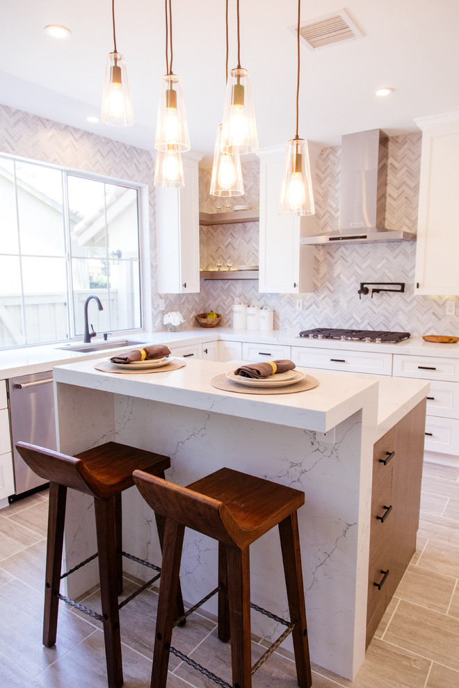 Inredning av ett modernt mellanstort kök, med en undermonterad diskho, skåp i shakerstil, vita skåp, grått stänkskydd, stänkskydd i mosaik, rostfria vitvaror, en köksö, grått golv, marmorbänkskiva och klinkergolv i porslin