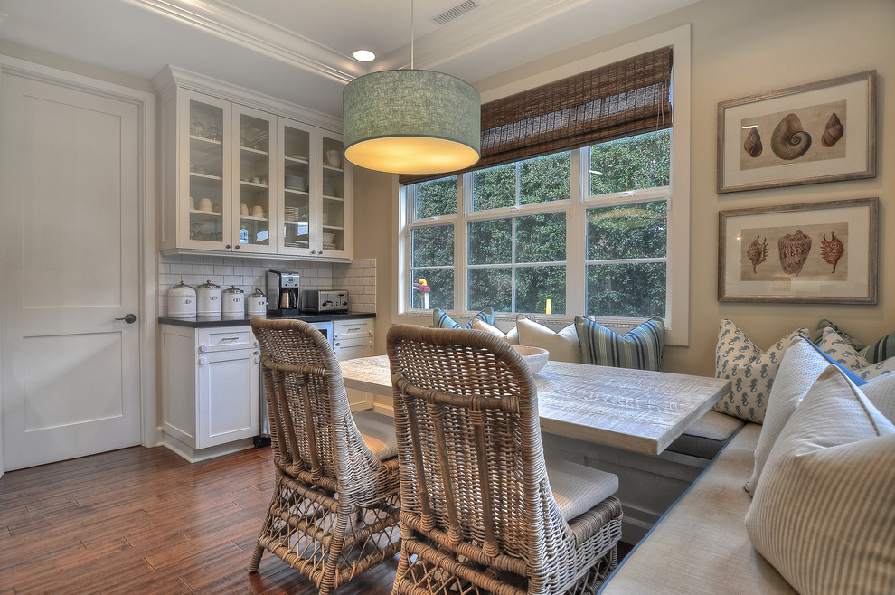 Klassische Küche mit Schrankfronten im Shaker-Stil, weißen Schränken, Küchenrückwand in Weiß, Rückwand aus Metrofliesen und braunem Holzboden in Orange County