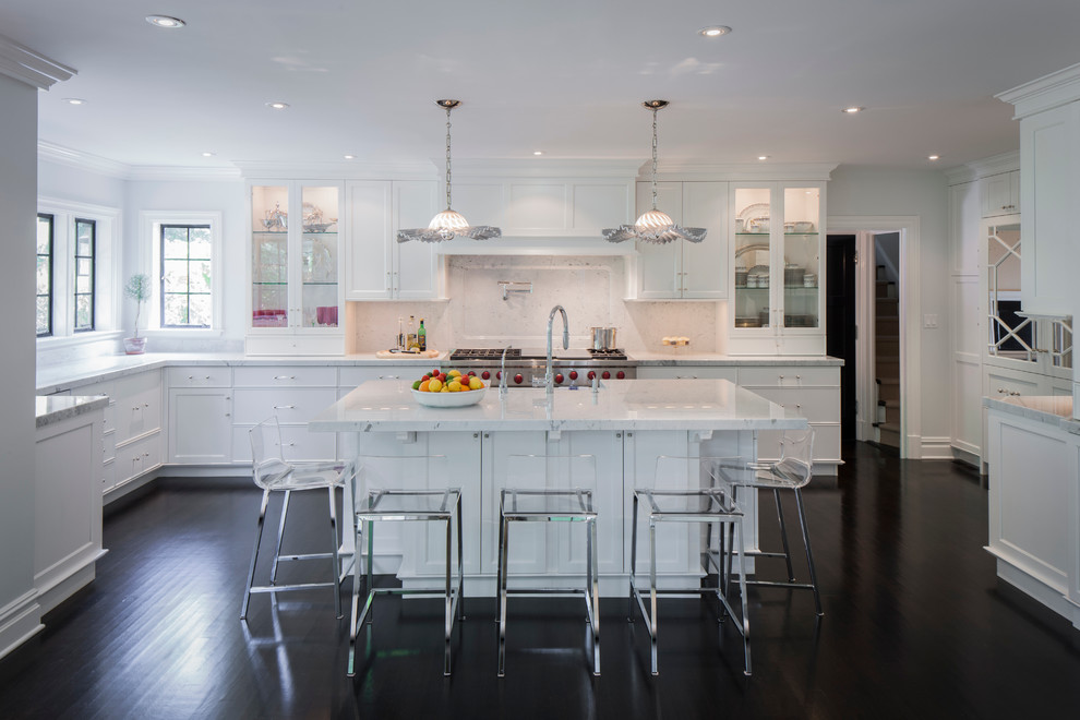 Klassische Küche mit Schrankfronten im Shaker-Stil, weißen Schränken, Küchenrückwand in Weiß und Küchengeräten aus Edelstahl in New York