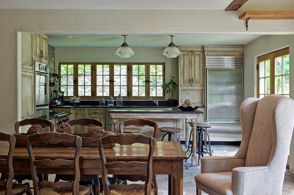Idéer för ett rustikt kök, med luckor med upphöjd panel, skåp i ljust trä och rostfria vitvaror