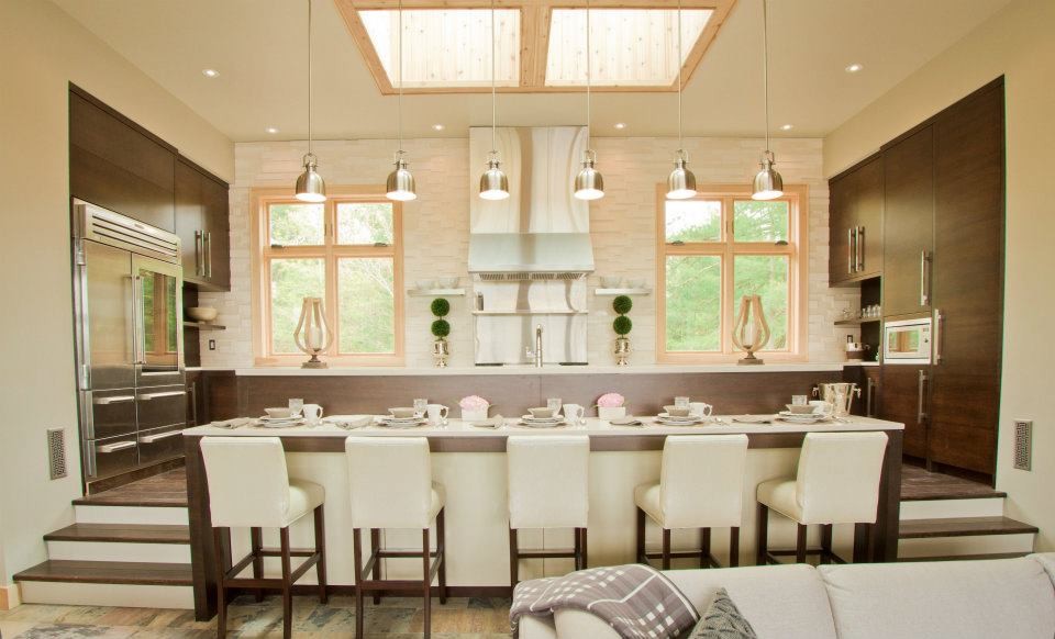Offene Klassische Küche mit Küchenrückwand in Weiß, Rückwand aus Steinfliesen und Küchengeräten aus Edelstahl in Toronto