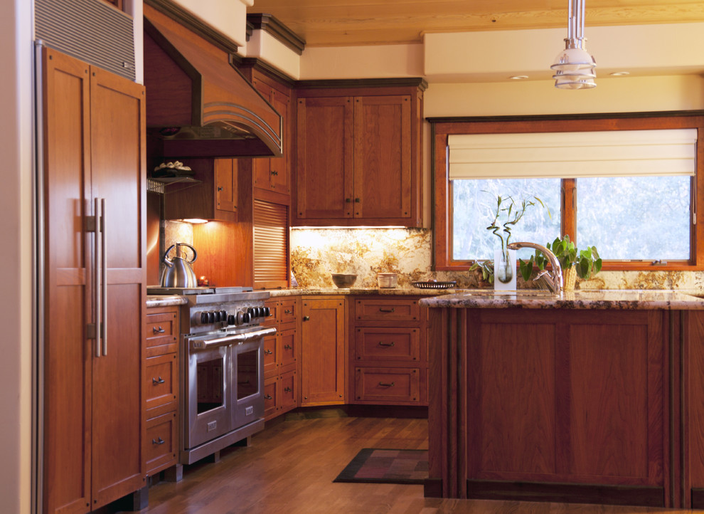 Foto på ett mycket stort amerikanskt kök, med en undermonterad diskho, skåp i shakerstil, skåp i mellenmörkt trä, granitbänkskiva, rostfria vitvaror, mellanmörkt trägolv och en köksö