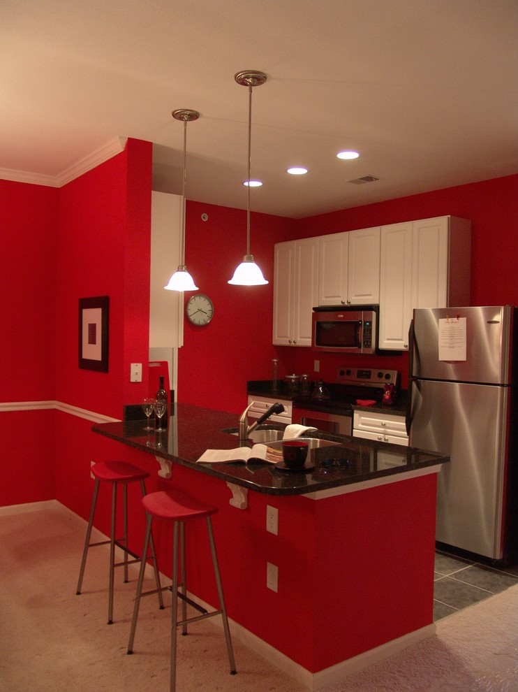 Foto på ett litet funkis kök, med en undermonterad diskho, luckor med upphöjd panel, vita skåp, bänkskiva i kvarts, rostfria vitvaror, klinkergolv i keramik och en halv köksö