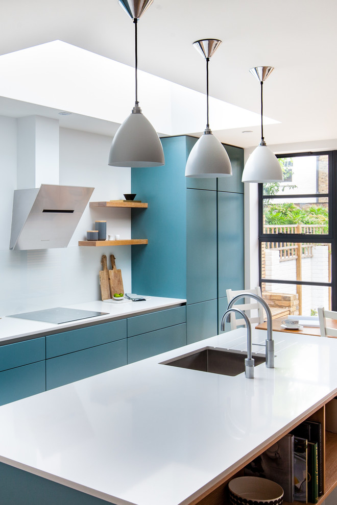 Mittelgroße Moderne Küche mit flächenbündigen Schrankfronten und Kücheninsel in London