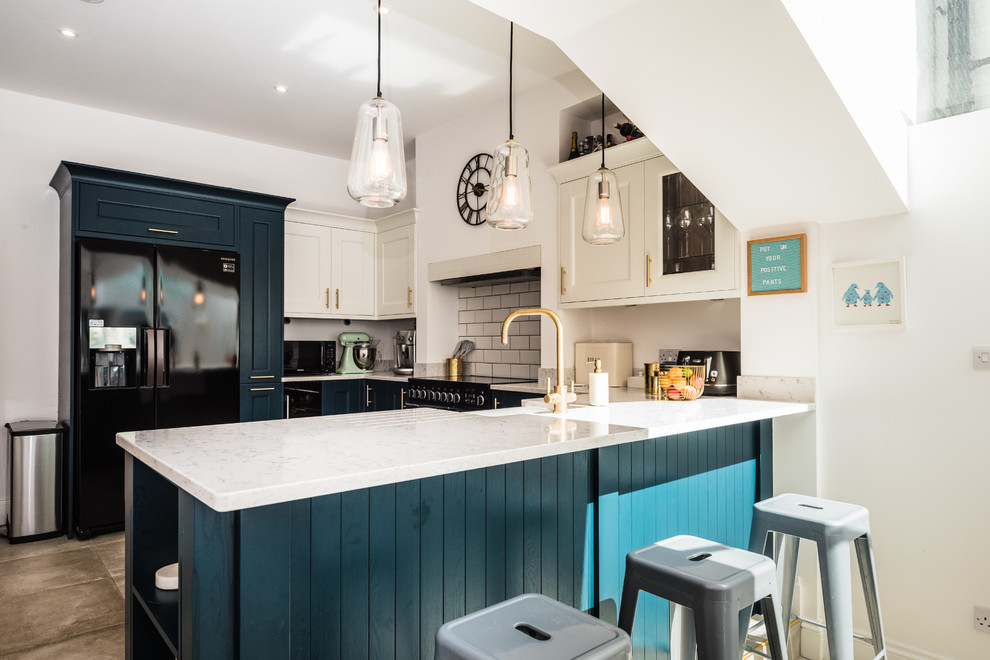 Kleine Moderne Küche in U-Form mit Küchenrückwand in Weiß, Rückwand aus Keramikfliesen, weißer Arbeitsplatte, Kassettenfronten, blauen Schränken, Granit-Arbeitsplatte, Halbinsel und grauem Boden in London